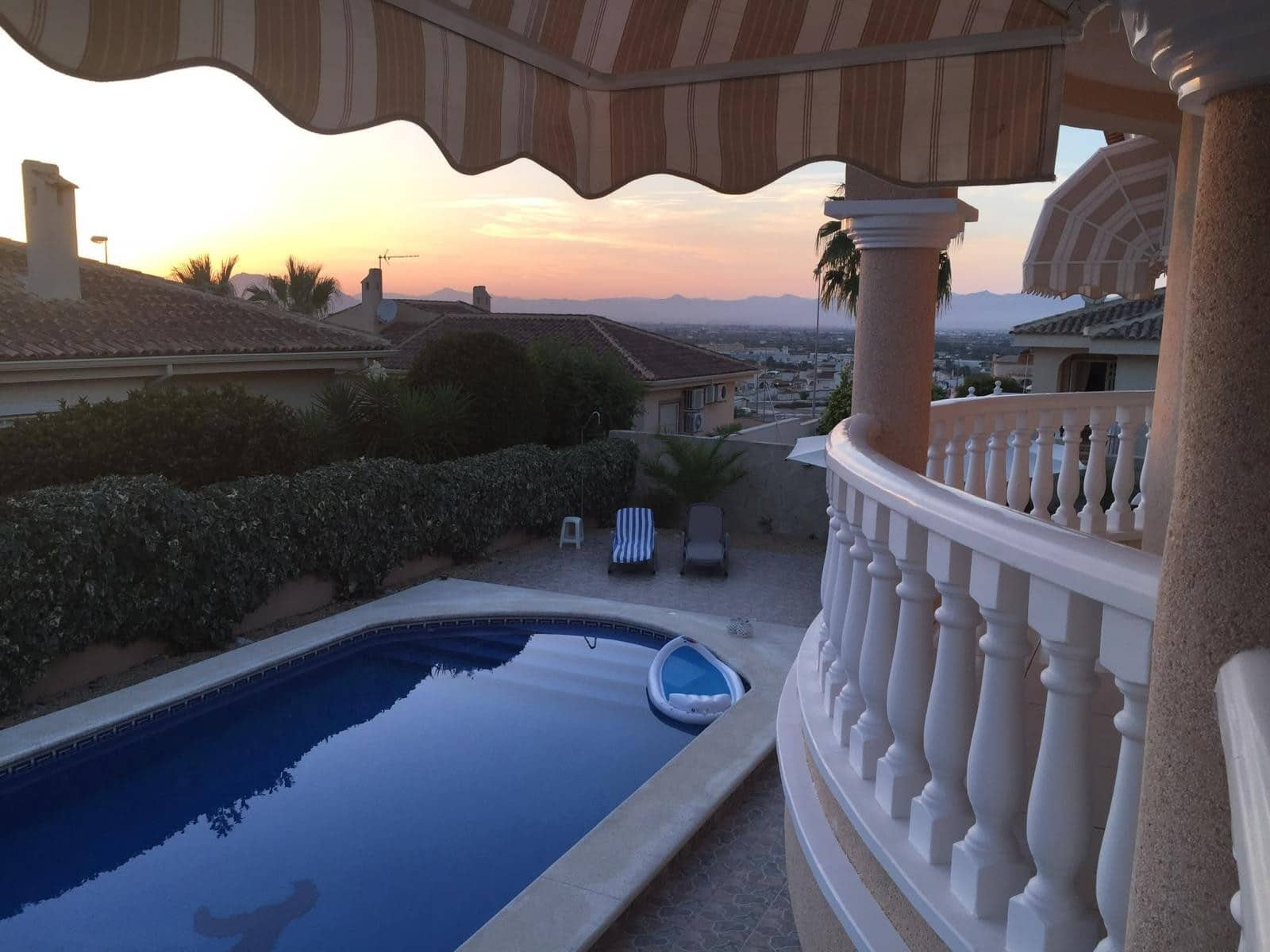 Chalet de 4 habitaciones en Rojales en venta con piscina - 557.000 € (Ref: 10000903)