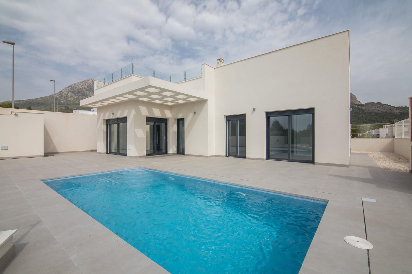 3 soveværelse Villa til salg i Polop med swimmingpool - € 585.000 (Ref: 9960930)
