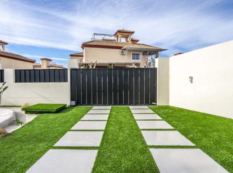 3 bedroom Villa for sale in Roldan with pool - € 395,950 (Ref: 9106228)