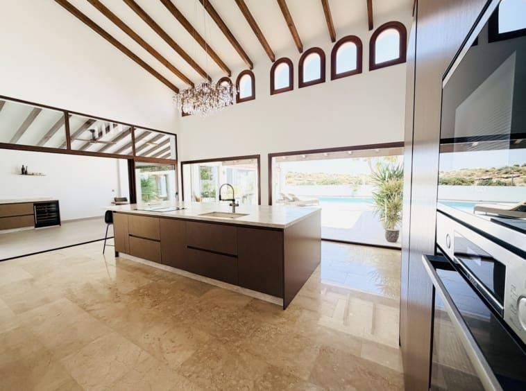 4 makuuhuone Huvila myytävänä paikassa El Valle Golf Resort mukana uima-altaan - 850 000 € (Ref: 9883900)