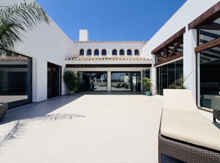 4 makuuhuone Huvila myytävänä paikassa El Valle Golf Resort mukana uima-altaan - 850 000 € (Ref: 9883900)