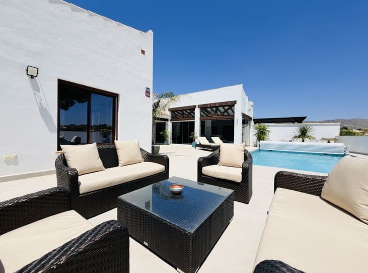 4 makuuhuone Huvila myytävänä paikassa El Valle Golf Resort mukana uima-altaan - 850 000 € (Ref: 9883900)