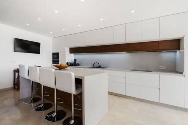 4 chambre Penthouse à vendre à Estepona avec piscine garage - 1 190 000 € (Ref: 8780749)