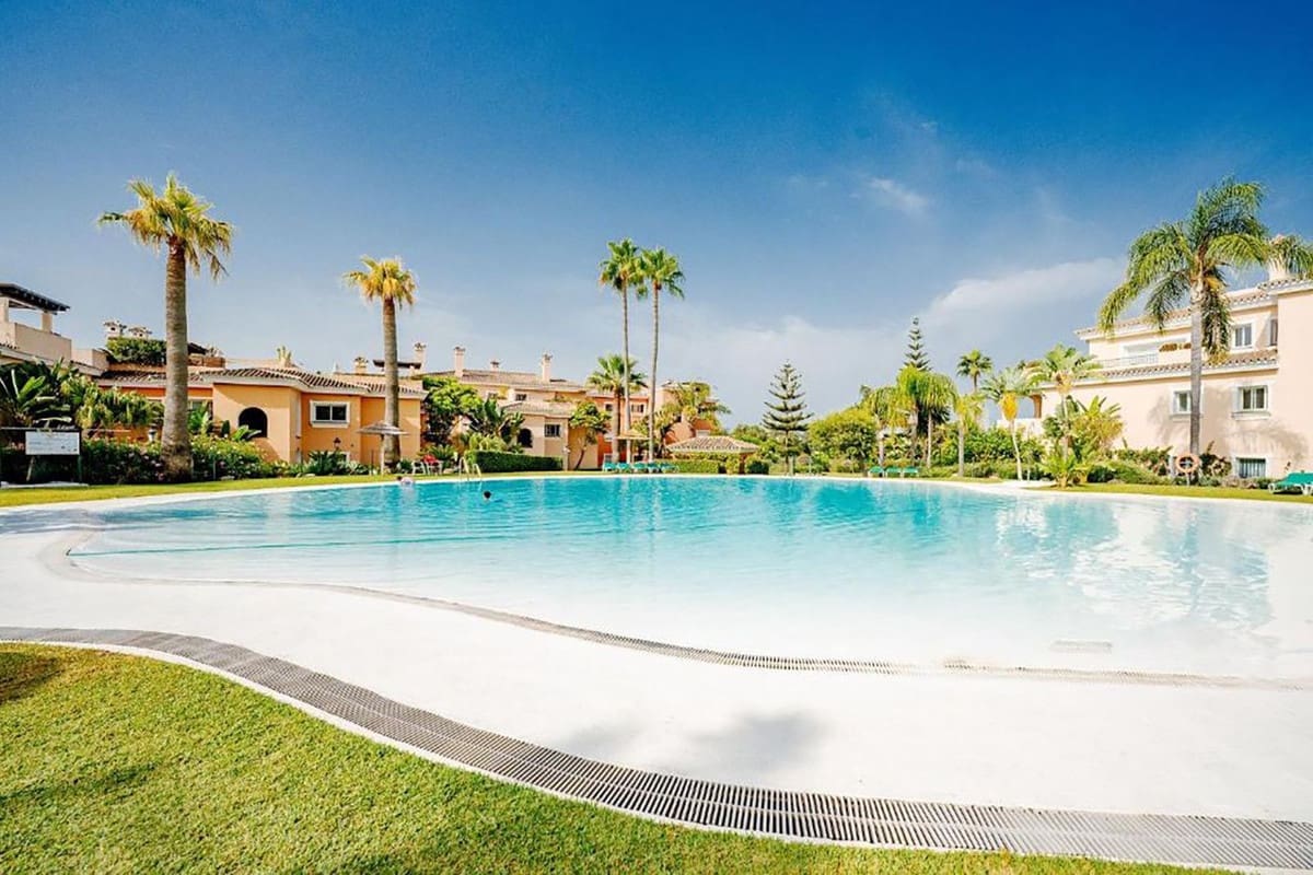 4 chambre Penthouse à vendre à Estepona avec piscine garage - 1 190 000 € (Ref: 8780749)