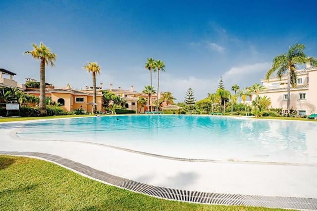 4 chambre Penthouse à vendre à Estepona avec piscine garage - 1 190 000 € (Ref: 8780749)