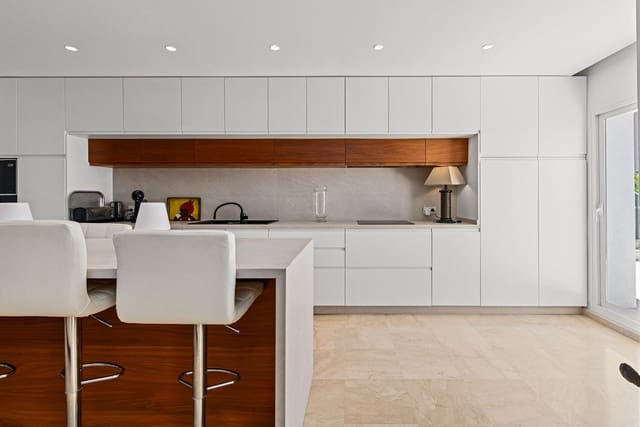 4 chambre Penthouse à vendre à Estepona avec piscine garage - 1 190 000 € (Ref: 8780749)