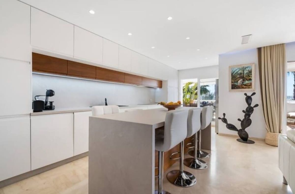 4 sypialnia Penthouse na sprzedaż w Estepona z basenem garażem - 1 190 000 € (Ref: 8780749)