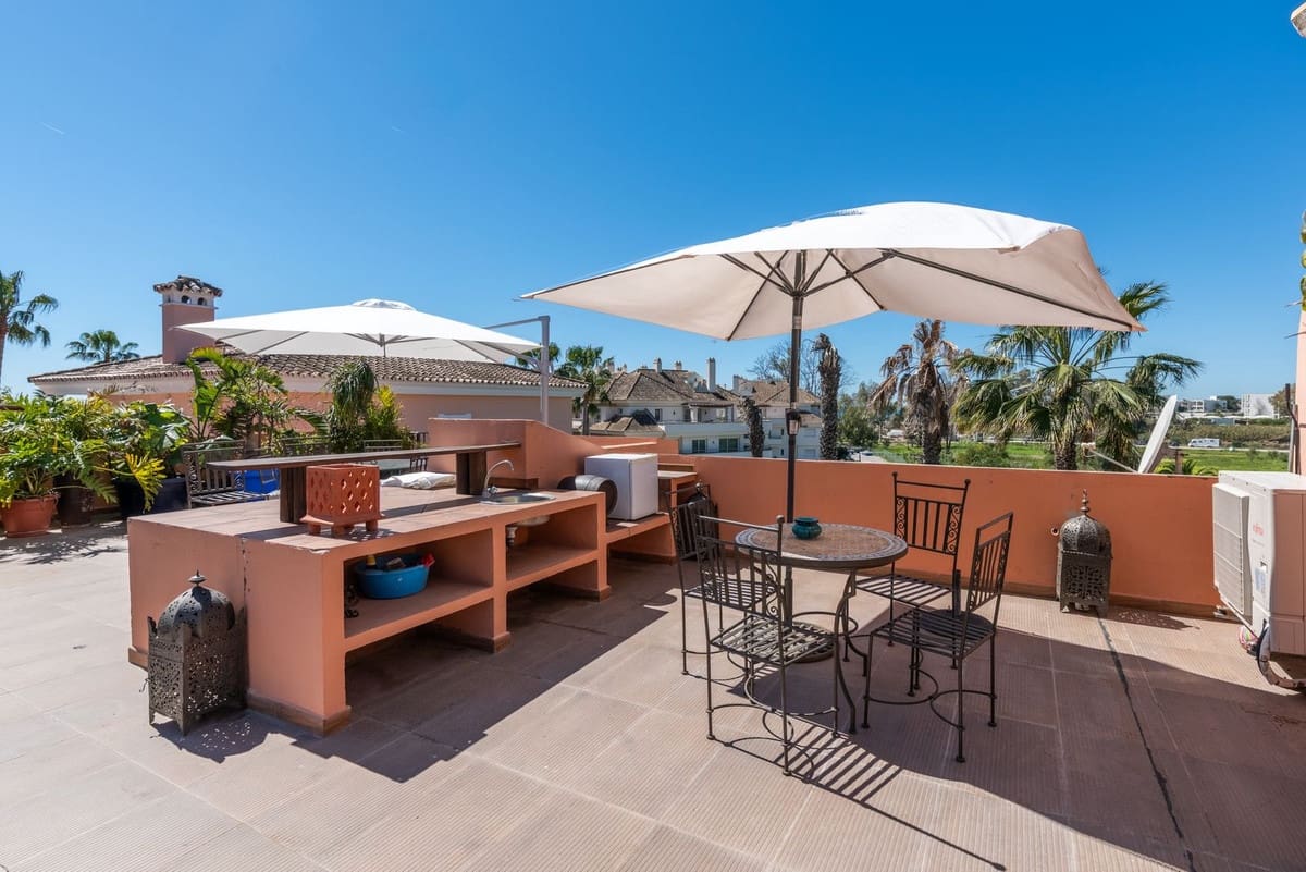 4 sypialnia Penthouse na sprzedaż w Estepona z basenem garażem - 1 190 000 € (Ref: 8780749)