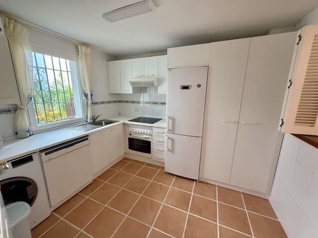 Apartamento de 2 habitaciones en New Golden Mile, Estepona en venta con piscina garaje - 455.000 € (Ref: 8824309)