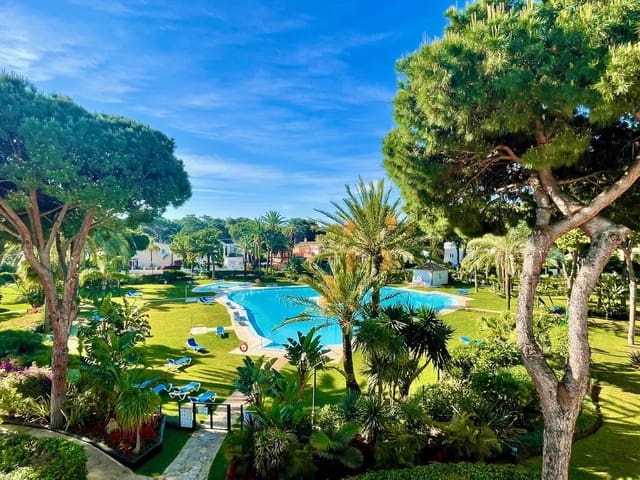 Apartamento de 2 habitaciones en New Golden Mile, Estepona en venta con piscina garaje - 455.000 € (Ref: 8824309)