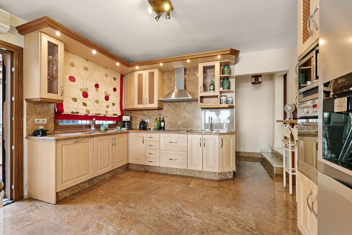 Chalet de 4 habitaciones en Estepona en venta con piscina - 10.000.000 € (Ref: 9388470)