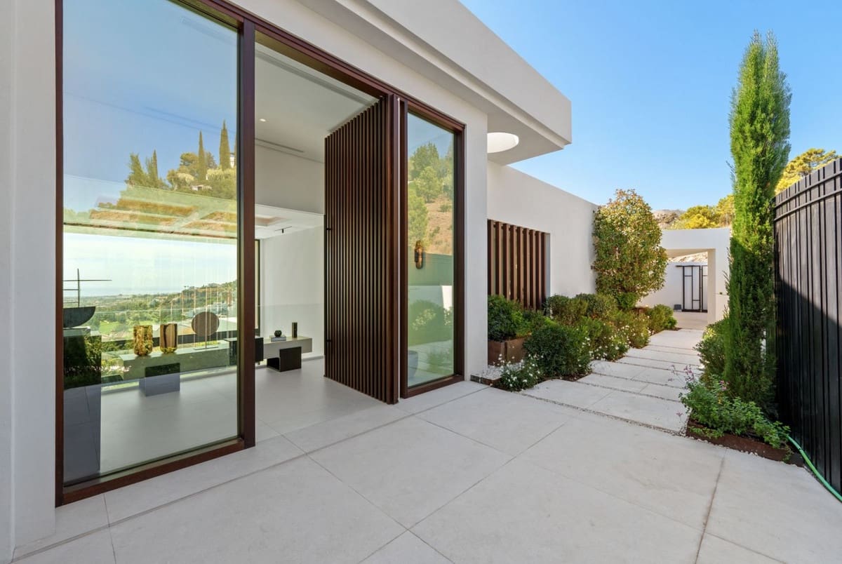 6 bedroom Villa for sale in La Quinta with pool garage - € 7,450,000 (Ref: 9443651)