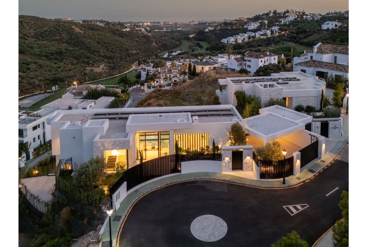 6 bedroom Villa for sale in La Quinta with pool garage - € 7,450,000 (Ref: 9443651)