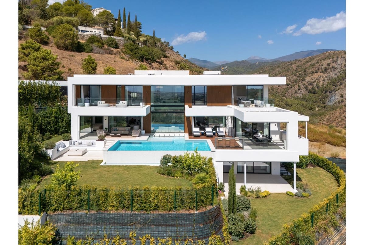 6 bedroom Villa for sale in La Quinta with pool garage - € 7,450,000 (Ref: 9443651)