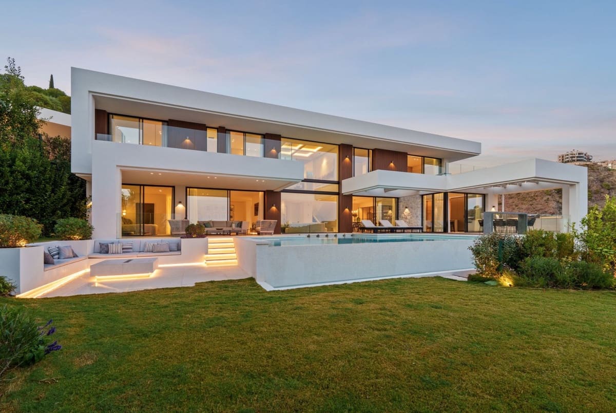 6 bedroom Villa for sale in La Quinta with pool garage - € 7,450,000 (Ref: 9443651)