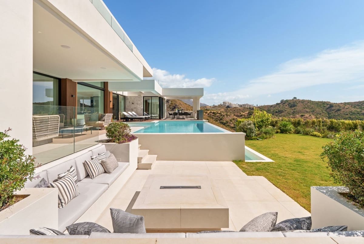 6 bedroom Villa for sale in La Quinta with pool garage - € 7,450,000 (Ref: 9443651)