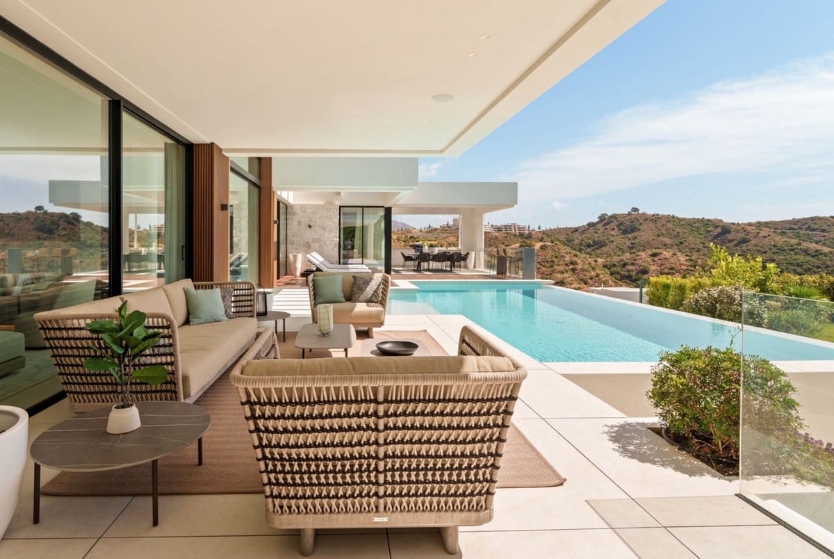 6 bedroom Villa for sale in La Quinta with pool garage - € 7,450,000 (Ref: 9443651)