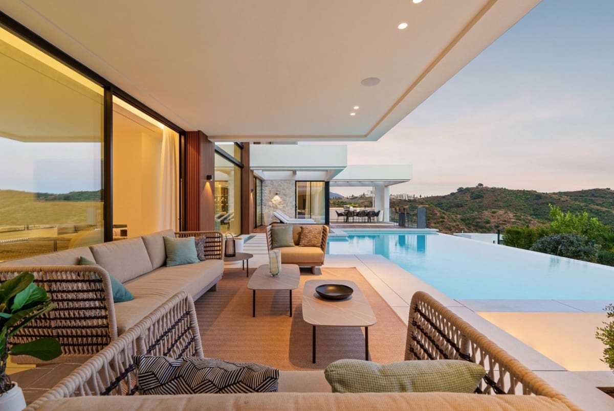 6 bedroom Villa for sale in La Quinta with pool garage - € 7,450,000 (Ref: 9443651)