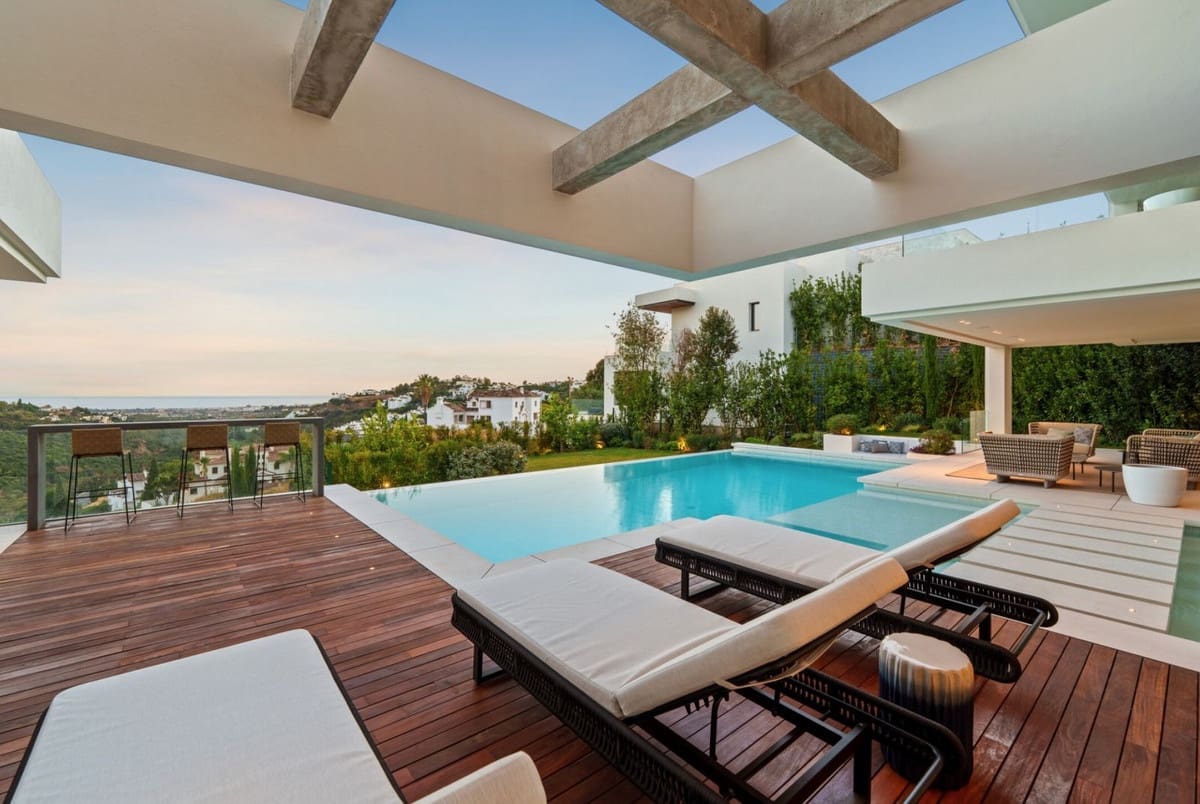 6 bedroom Villa for sale in La Quinta with pool garage - € 7,450,000 (Ref: 9443651)