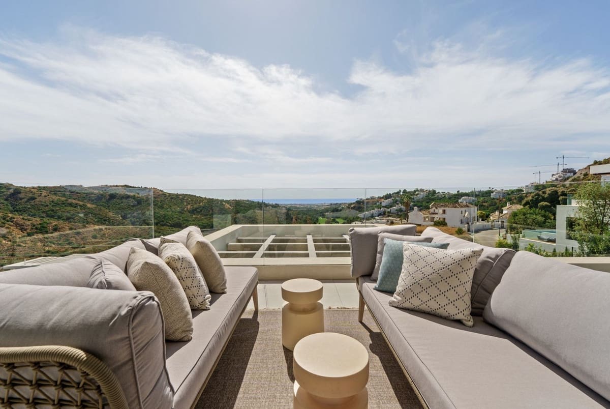 6 bedroom Villa for sale in La Quinta with pool garage - € 7,450,000 (Ref: 9443651)