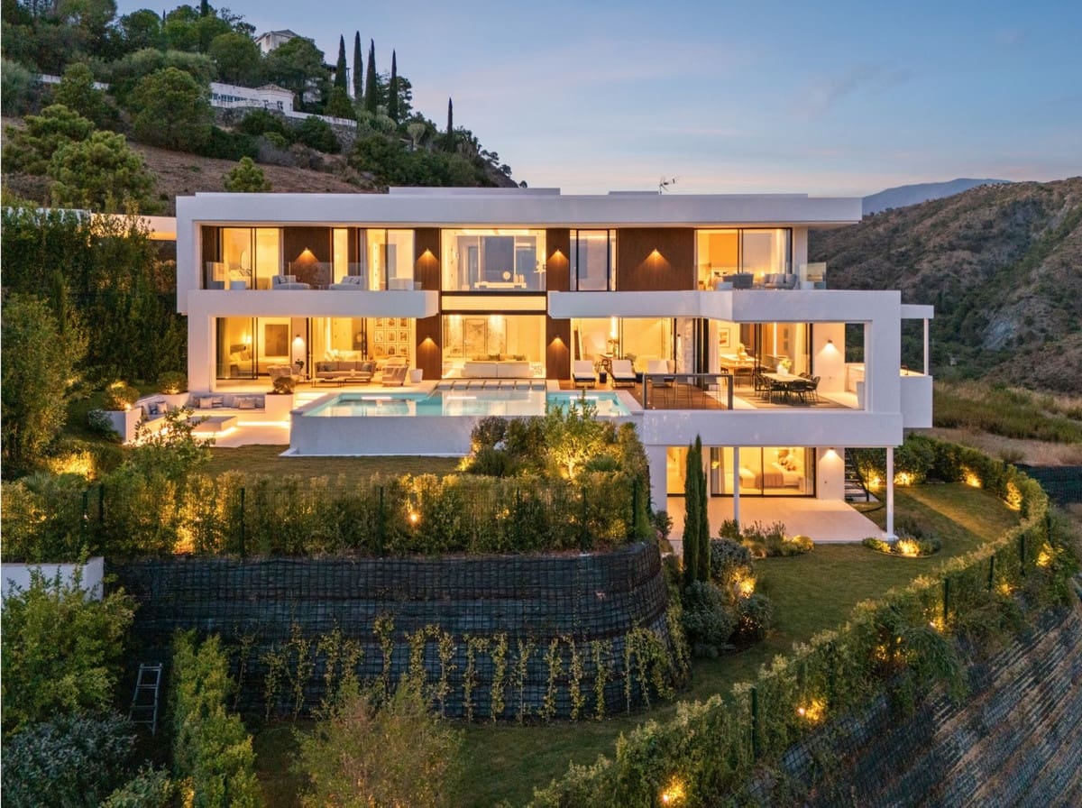 6 bedroom Villa for sale in La Quinta with pool garage - € 7,450,000 (Ref: 9443651)