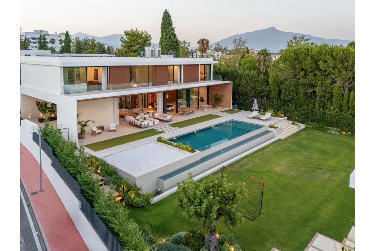 6 bedroom Villa for sale in Guadalmina with pool garage - € 5,995,000 (Ref: 9448511)