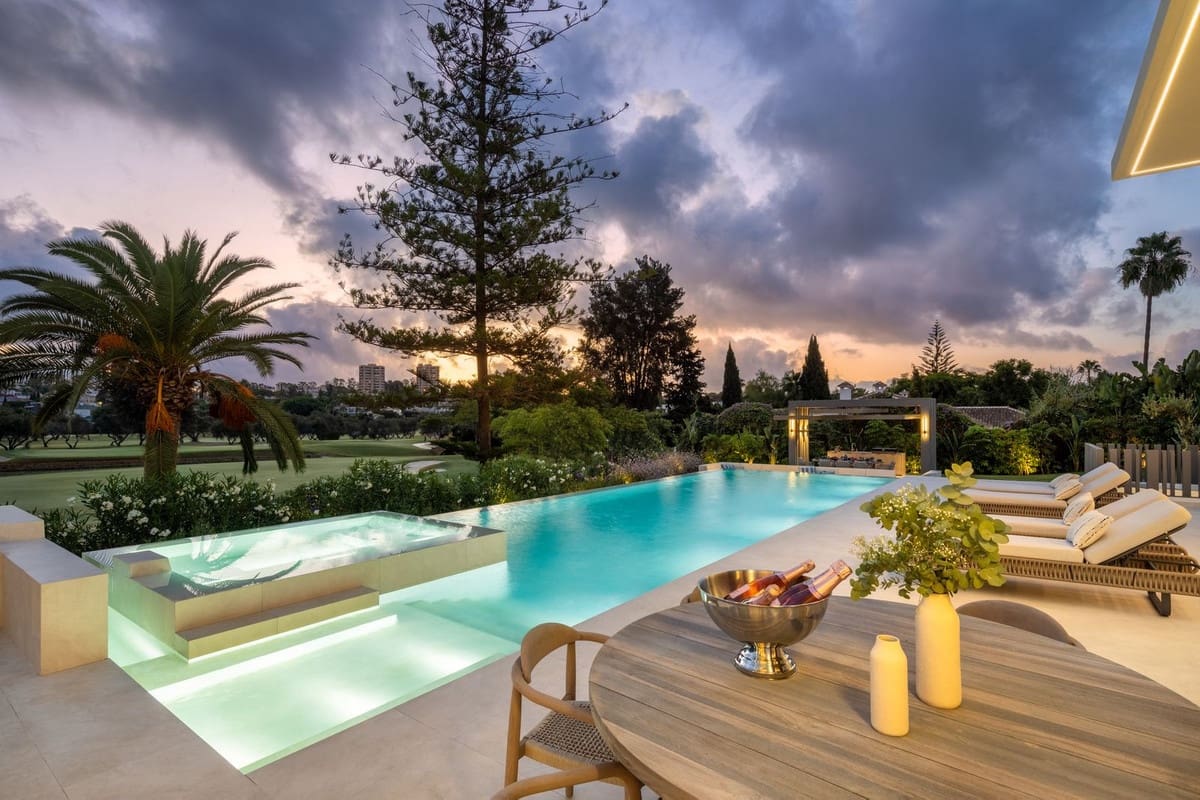 5 soveværelse Villa til salg i Nueva Andalucia med swimmingpool garage - € 7.495.000 (Ref: 9518081)