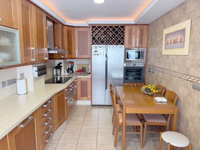 4 chambre Penthouse à vendre à Estepona avec piscine garage - 790 000 € (Ref: 9603339)