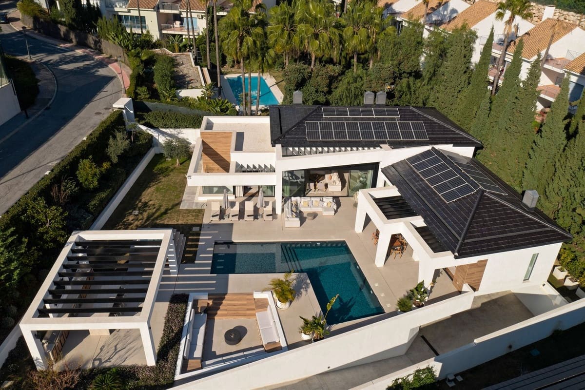 6 bedroom Villa for sale in Nueva Andalucia with pool garage - € 4,445,000 (Ref: 9624057)
