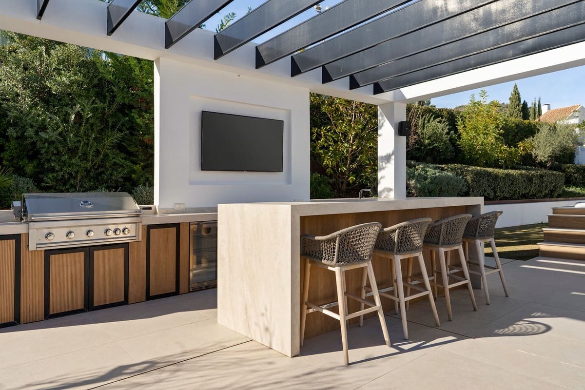 6 bedroom Villa for sale in Nueva Andalucia with pool garage - € 4,445,000 (Ref: 9624057)