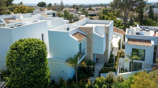 4 quarto Moradia Geminada para venda em Las Chapas, Marbella com piscina - 1 295 000 € (Ref: 9720953)