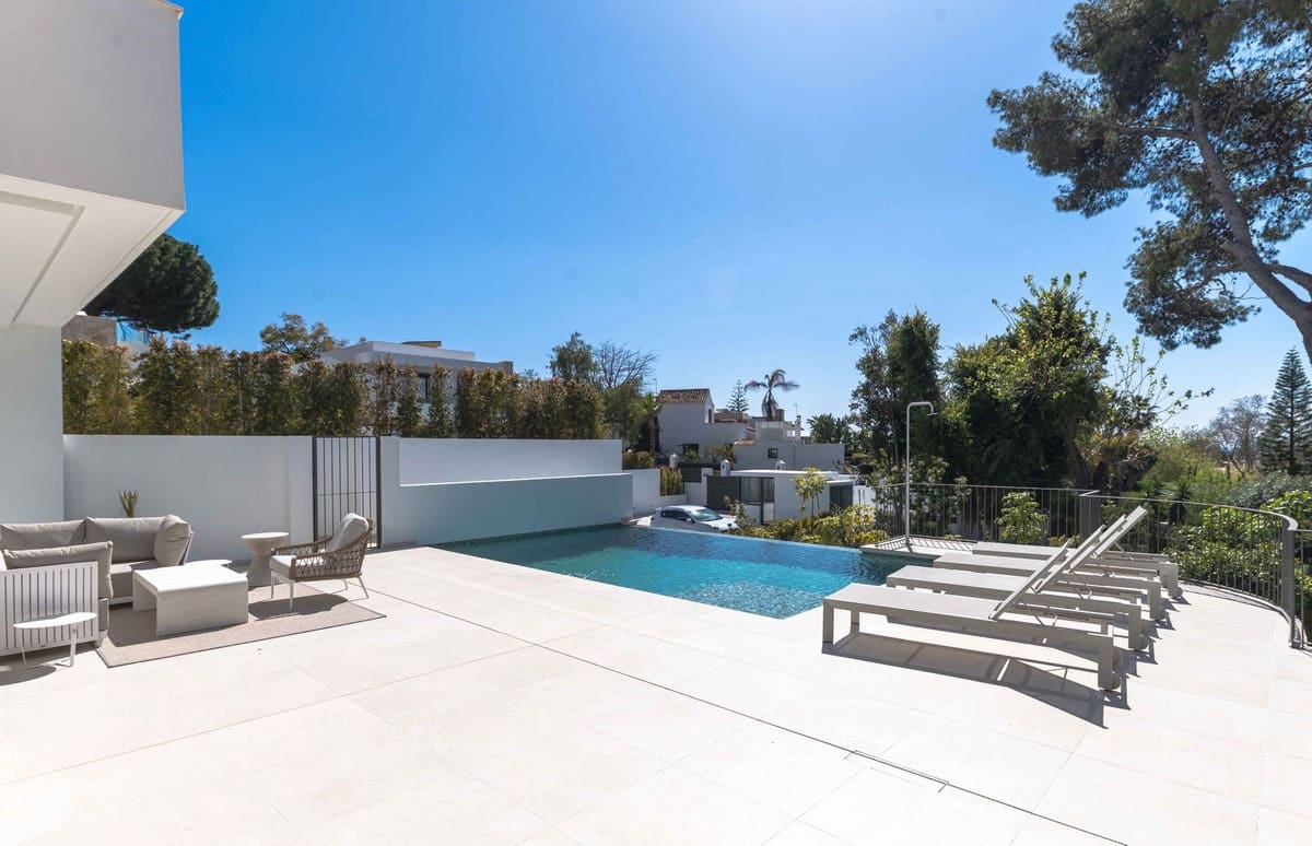 4 slaapkamer Halfvrijstaande villa te koop in Las Chapas met zwembad - € 1.295.000 (Ref: 9720953)