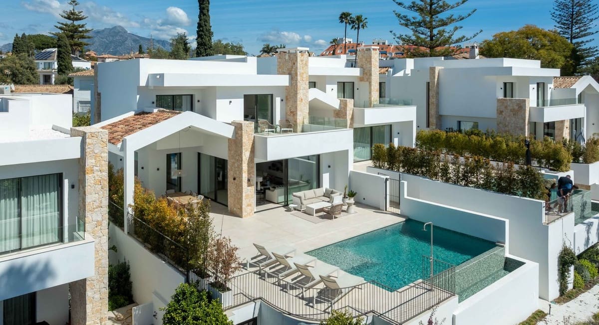 4 slaapkamer Halfvrijstaande villa te koop in Las Chapas met zwembad - € 1.295.000 (Ref: 9720953)