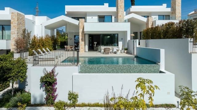 4 soverom Kjedet enebolig til salgs i Las Chapas, Marbella med svømmebasseng - € 1 295 000 (Ref: 9720953)