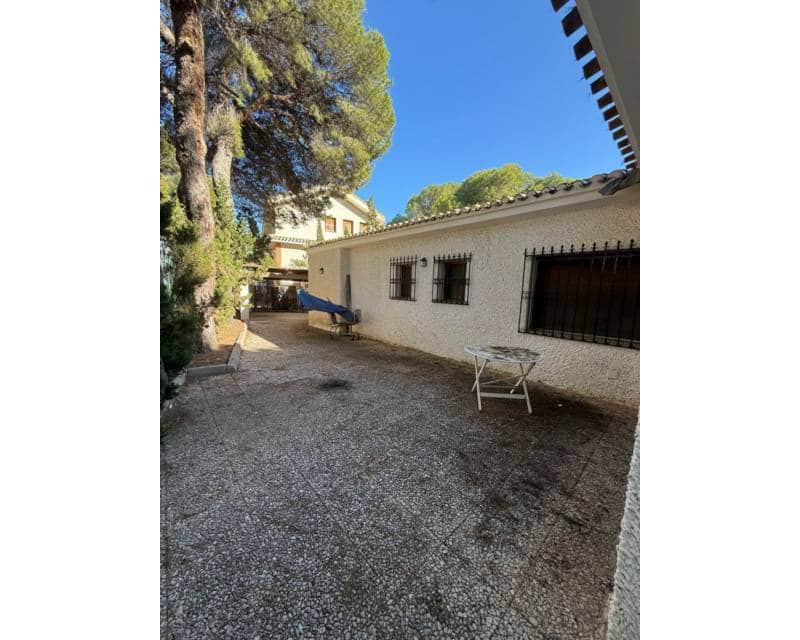 6 Zimmer Villa zu verkaufen in Campoamor mit Pool Garage - 875.000 € (Ref: 10000050)