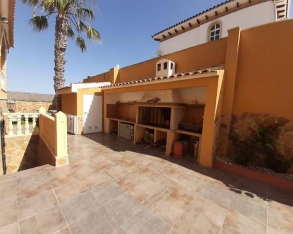 Chalet de 6 habitaciones en Aguas Nuevas, Torrevieja en venta con piscina - 549.900 € (Ref: 10000052)