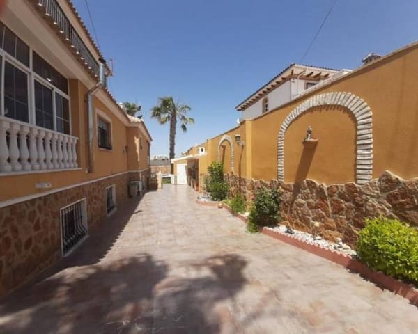 Chalet de 6 habitaciones en Aguas Nuevas, Torrevieja en venta con piscina - 549.900 € (Ref: 10000052)
