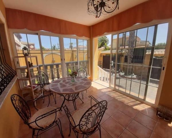 Chalet de 6 habitaciones en Aguas Nuevas, Torrevieja en venta con piscina - 549.900 € (Ref: 10000052)