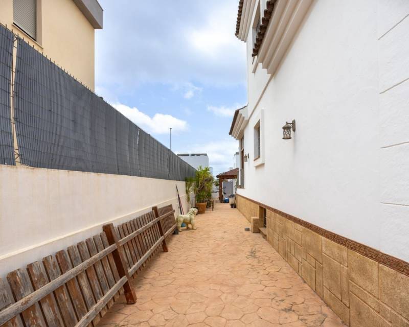 4 bedroom Villa for sale in Los Montesinos with pool - € 750,000 (Ref: 10000606)