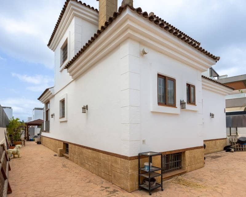 4 bedroom Villa for sale in Los Montesinos with pool - € 750,000 (Ref: 10000606)