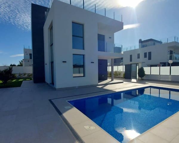 Chalet de 3 habitaciones en Los Balcones en venta con piscina garaje - 650.000 € (Ref: 10000993)