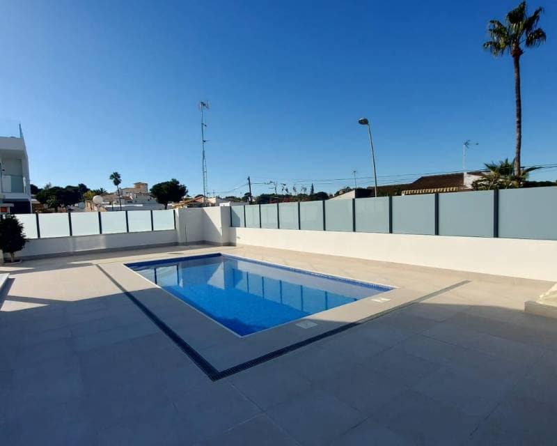 Chalet de 3 habitaciones en Los Balcones en venta con piscina garaje - 650.000 € (Ref: 10000993)