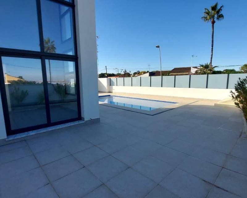 Chalet de 3 habitaciones en Los Balcones en venta con piscina garaje - 650.000 € (Ref: 10000993)