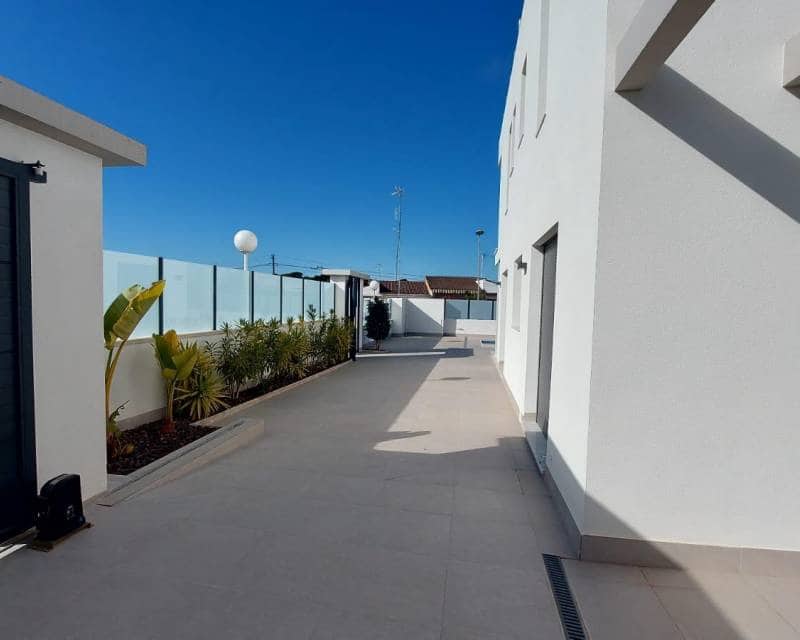 Chalet de 3 habitaciones en Los Balcones en venta con piscina garaje - 650.000 € (Ref: 10000993)