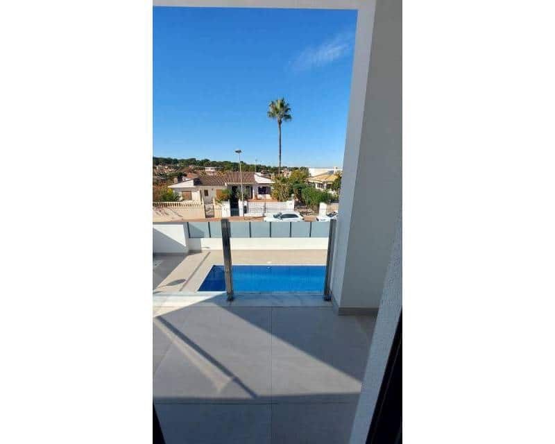 Chalet de 3 habitaciones en Los Balcones en venta con piscina garaje - 650.000 € (Ref: 10000993)