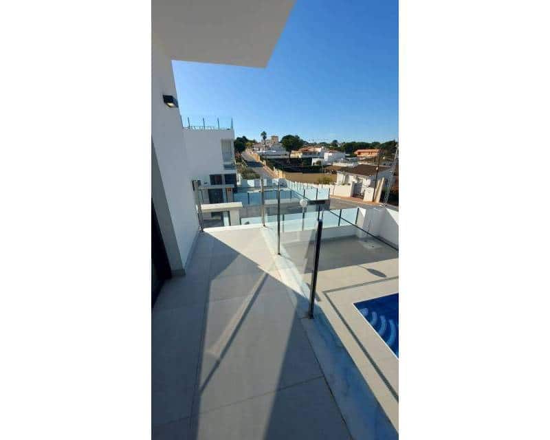 Chalet de 3 habitaciones en Los Balcones en venta con piscina garaje - 650.000 € (Ref: 10000993)