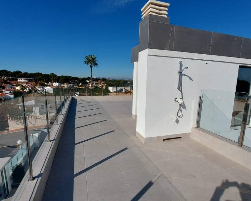 Chalet de 3 habitaciones en Los Balcones en venta con piscina garaje - 650.000 € (Ref: 10000993)