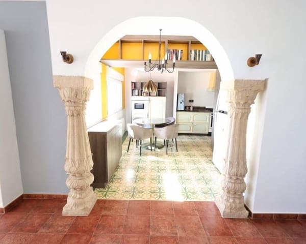 Chalet de 4 habitaciones en Villamartin, Orihuela en venta con garaje - 699.000 € (Ref: 10000994)
