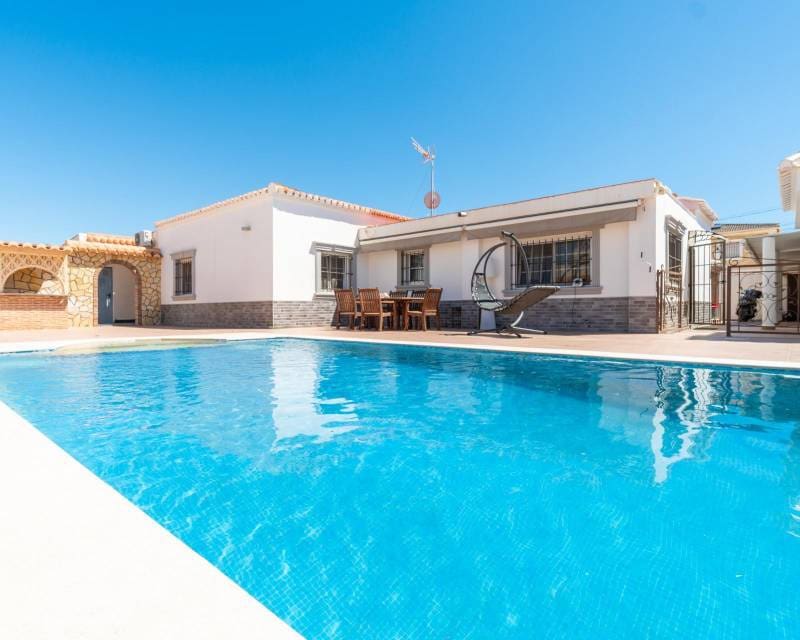 4 Zimmer Villa zu verkaufen in Torrevieja mit Pool - 530.000 € (Ref: 10000996)