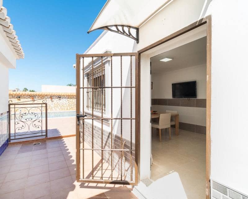 4 Zimmer Villa zu verkaufen in Torrevieja mit Pool - 530.000 € (Ref: 10000996)